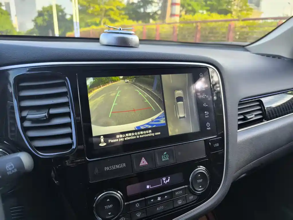 MITSUBISHI OUTLANDER