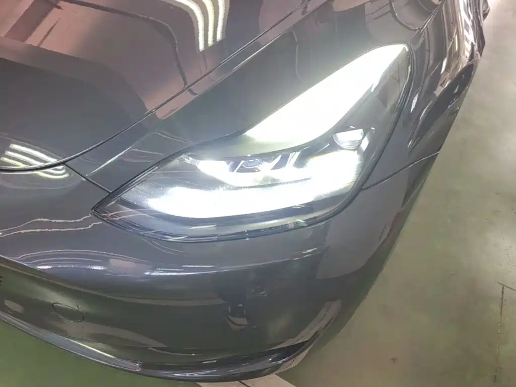 Tesla Model Y — миниатюра 24