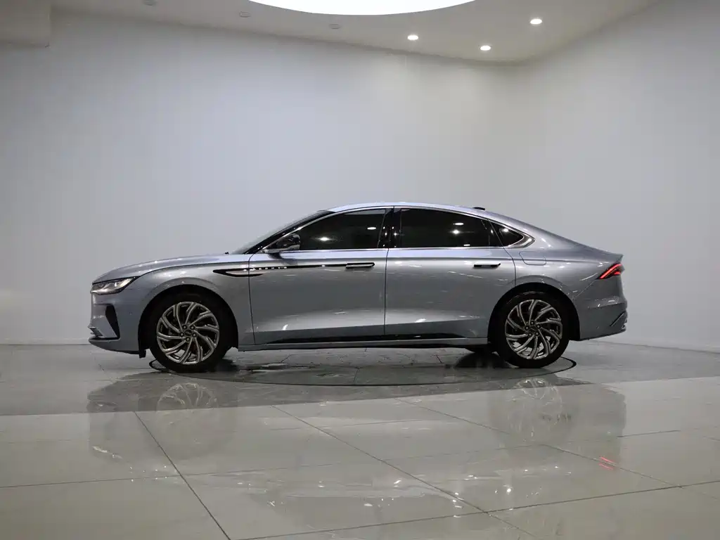 Lincoln Z 2022 i