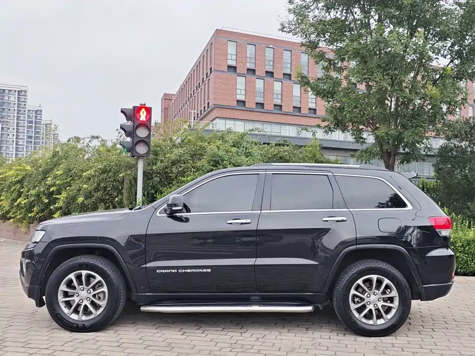 Jeep Grand Cherokee (Import) — миниатюра 3