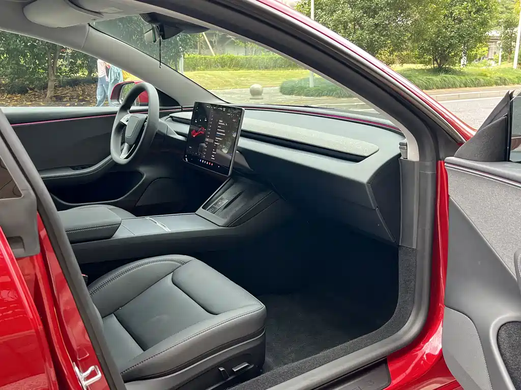 Tesla Model 3 — миниатюра 17