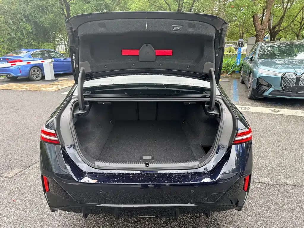 BMW 宝马i5(进口) — миниатюра 17