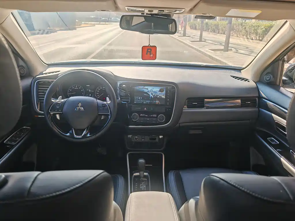 MITSUBISHI OUTLANDER