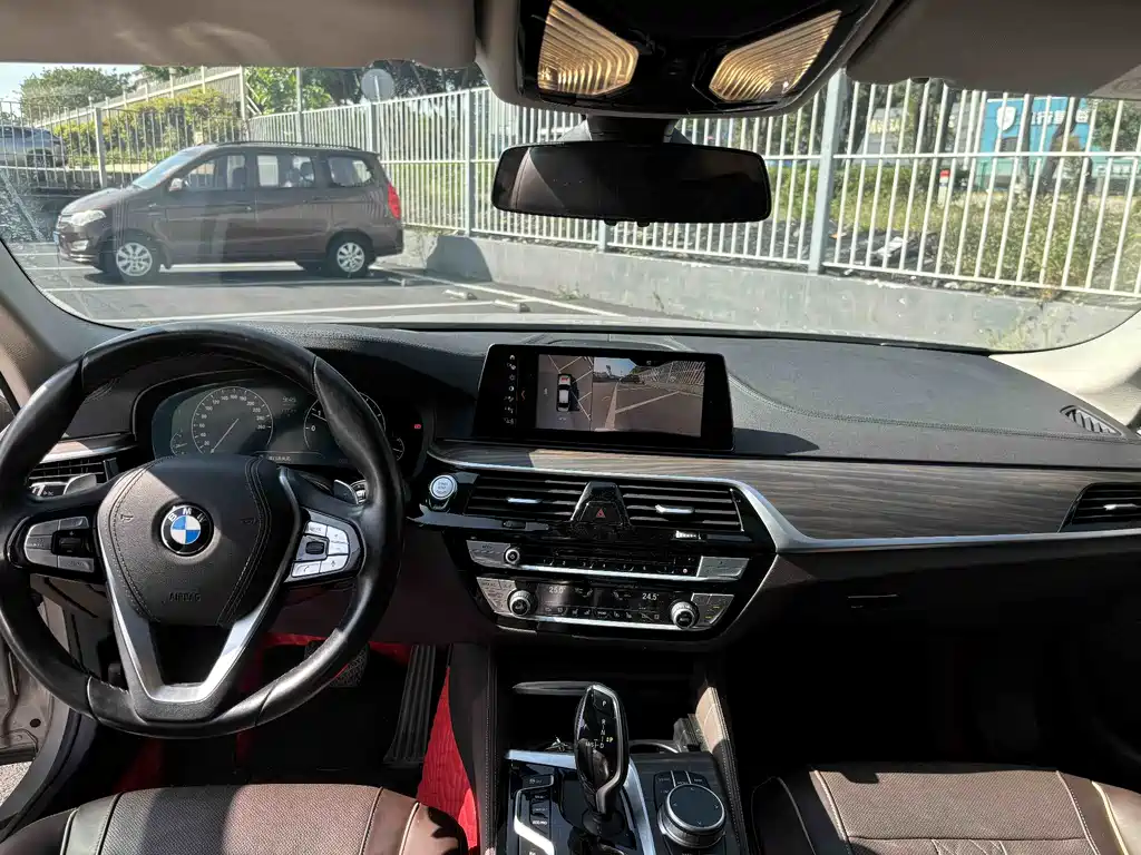 BMW 5 Series — миниатюра 11