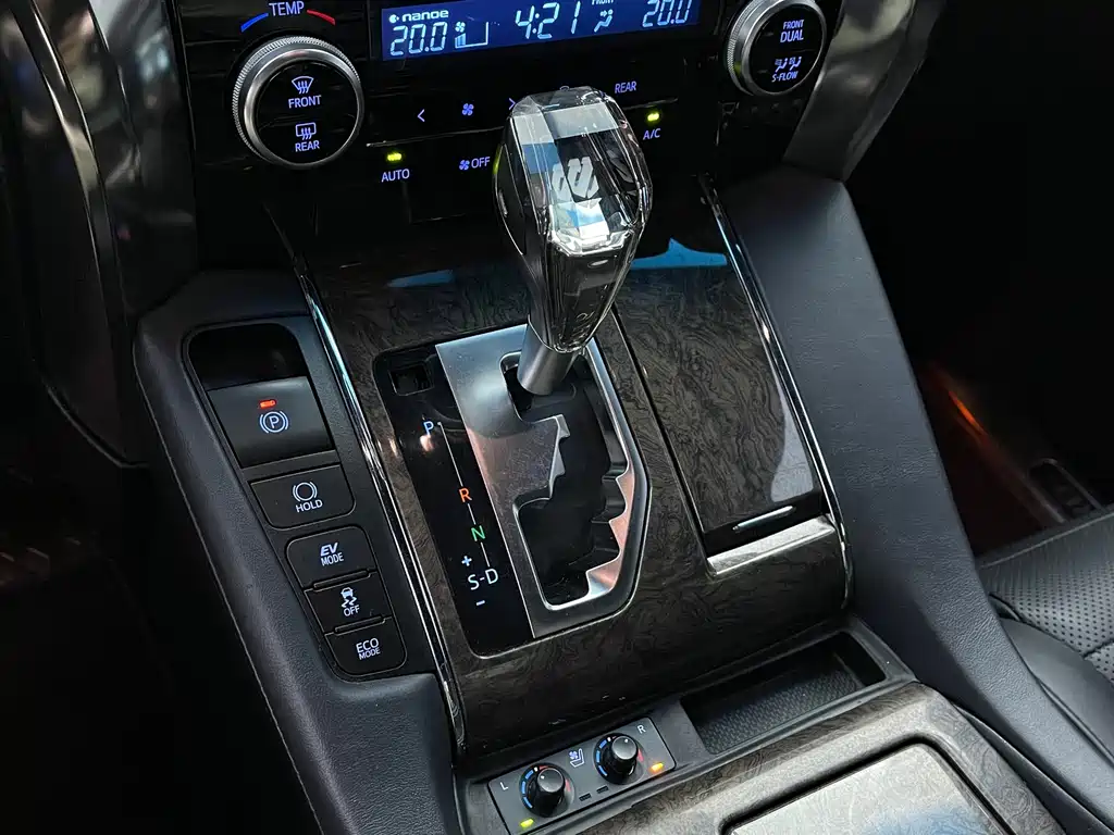 Toyota Alphard — миниатюра 5