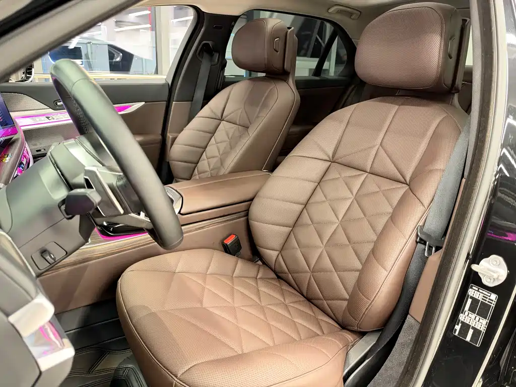 BMW 7 Series — миниатюра 10