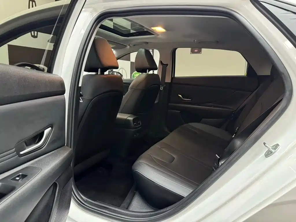 Hyundai Elantra — миниатюра 8