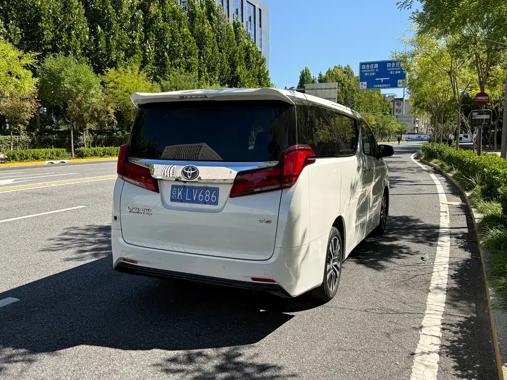 Toyota Alphard — миниатюра 15