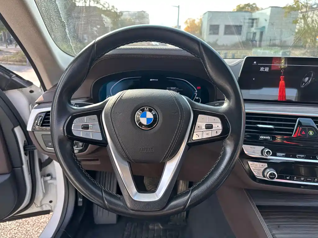 BMW 5 Series New Energy — миниатюра 8