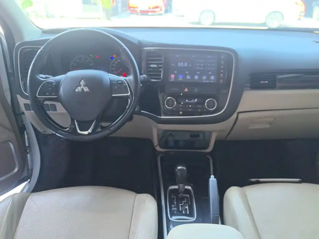 Mitsubishi Outlander — миниатюра 10