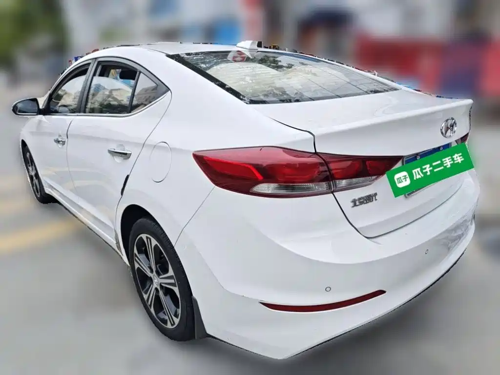 Hyundai Elantra — миниатюра 10