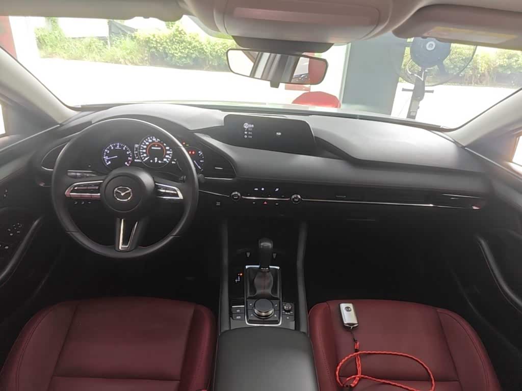 Mazda Mazda3 Axela 2.0 л 2023 г. Белый, пробег 36300 км