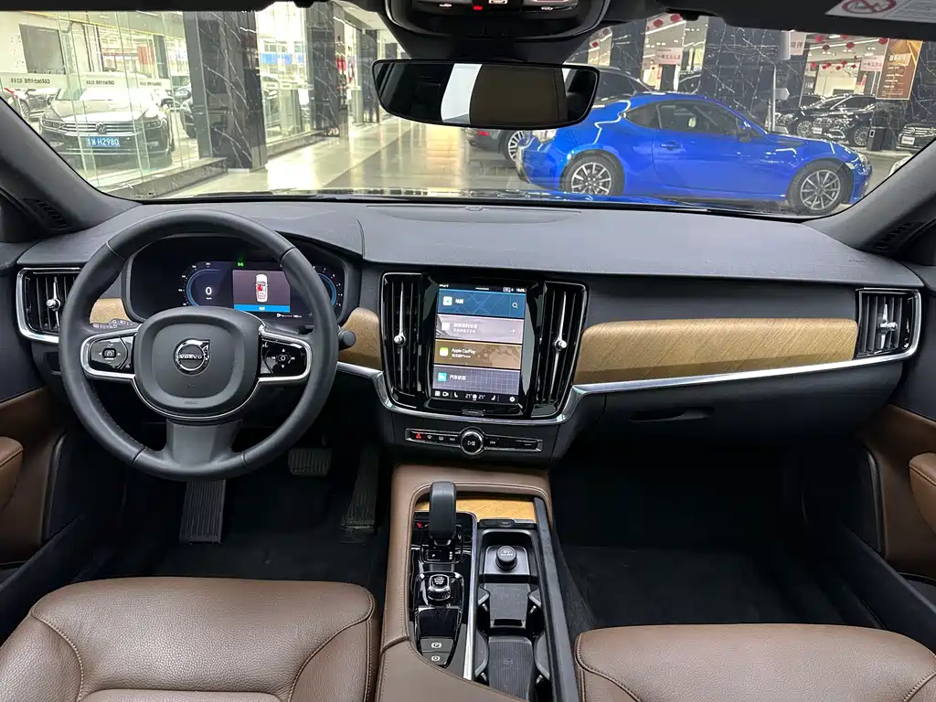 VOLVO S90