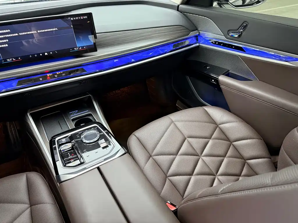 BMW 7 Series — миниатюра 9