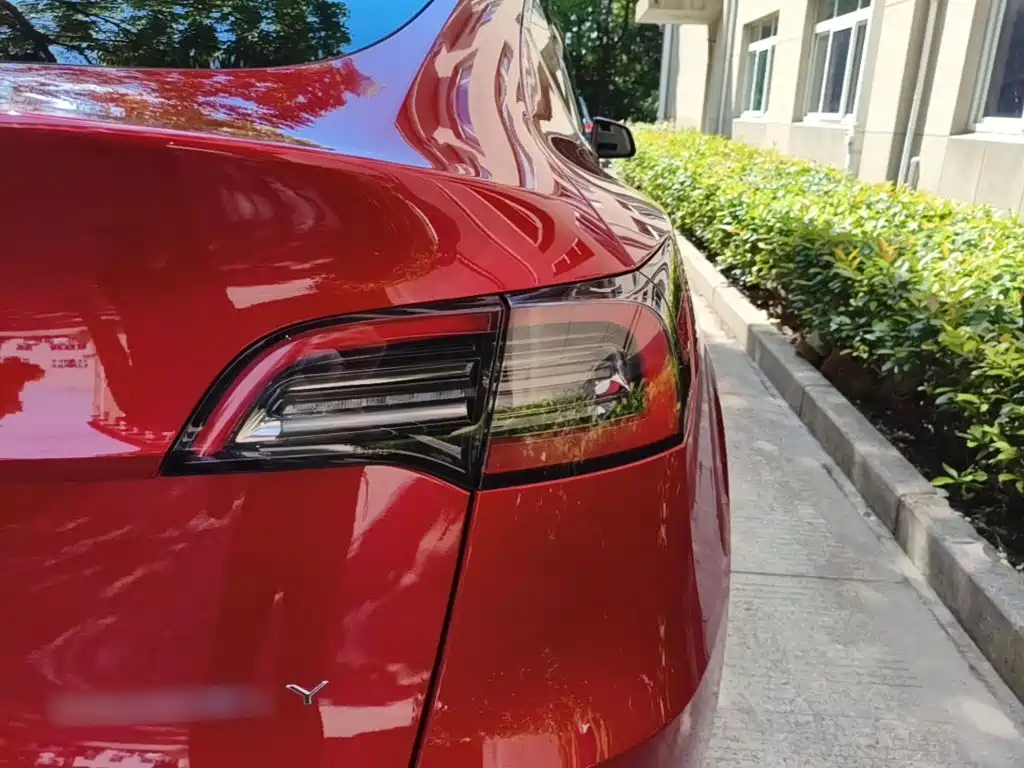 Tesla Model Y — миниатюра 8