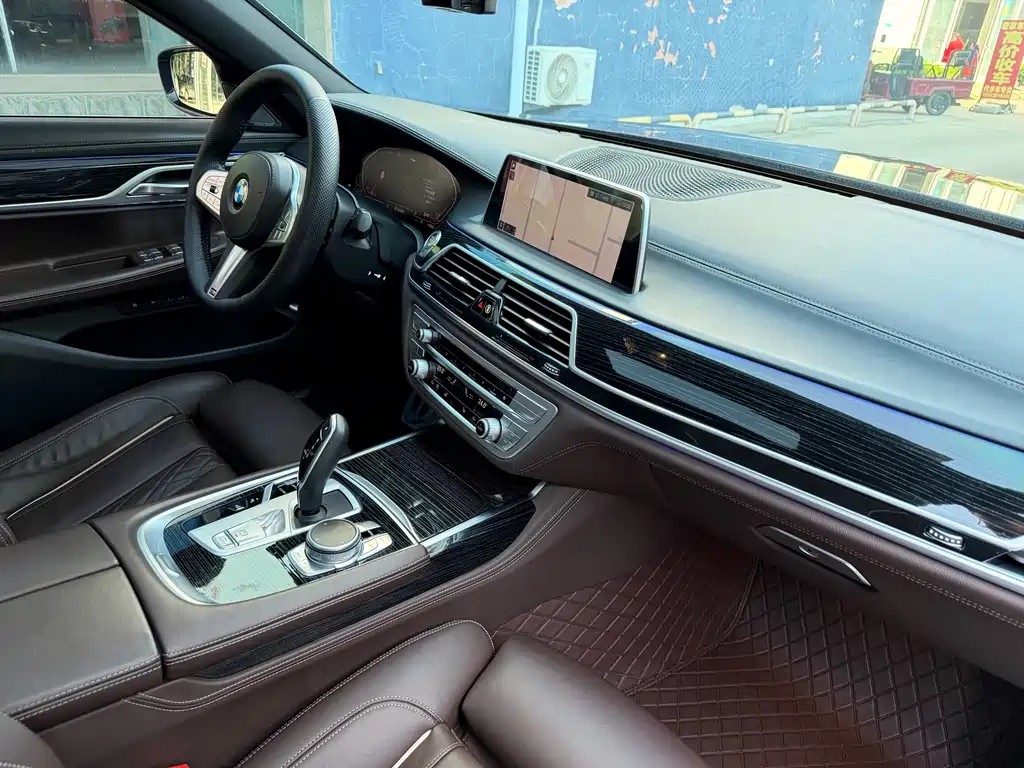 BMW 7 Series — миниатюра 14
