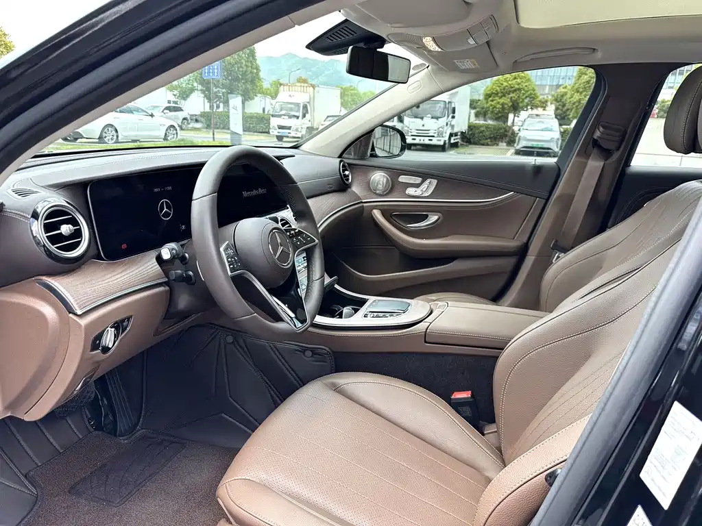 Mercedes-Benz E-Class — миниатюра 3