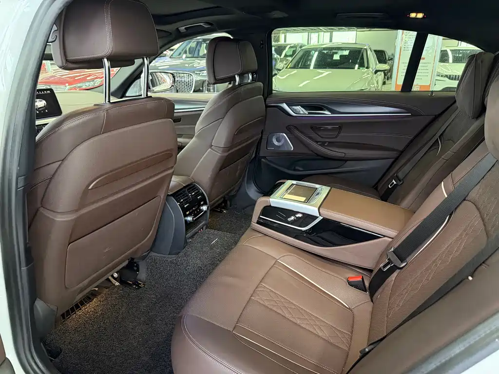 BMW 5 Series — миниатюра 6