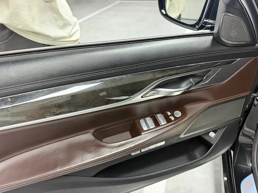 BMW 7 Series — миниатюра 5