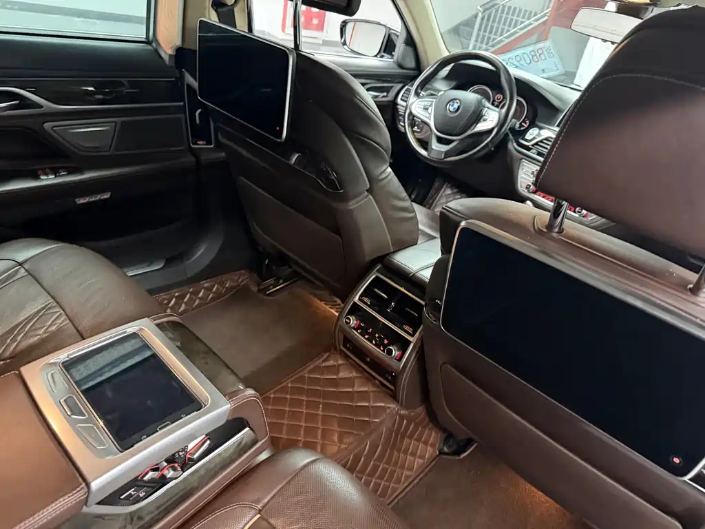 BMW 7 Series — миниатюра 6