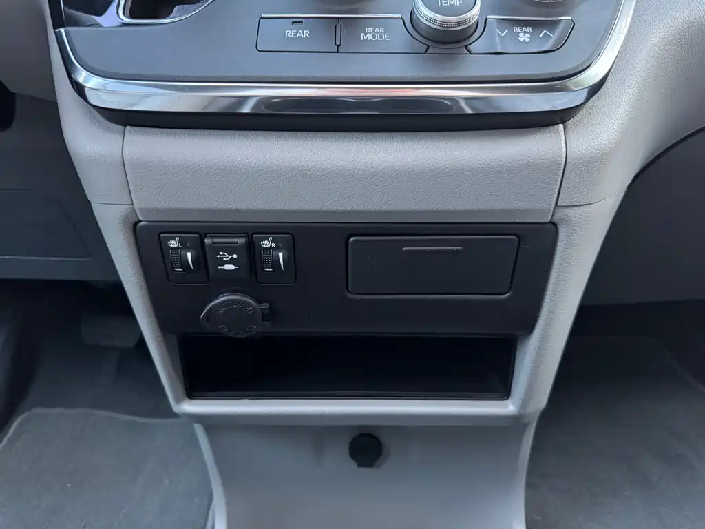 Toyota Sienna — миниатюра 17