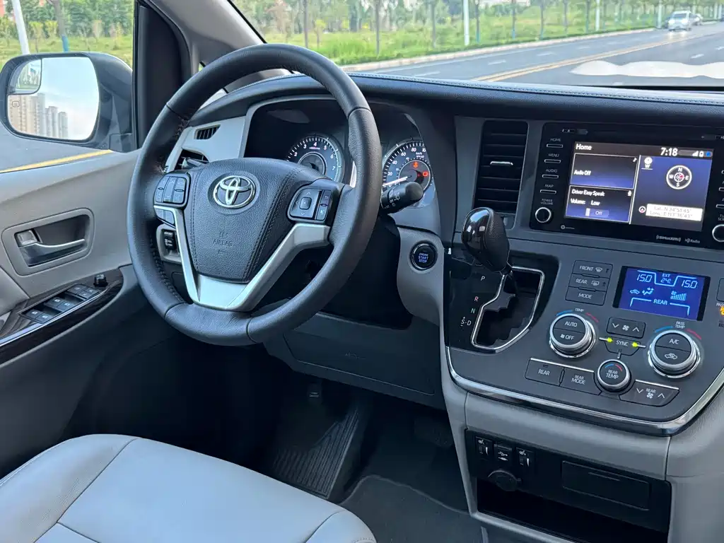 Toyota Sienna — миниатюра 19