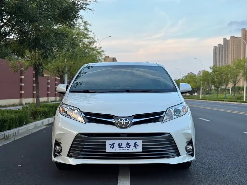 Toyota Sienna — миниатюра 2