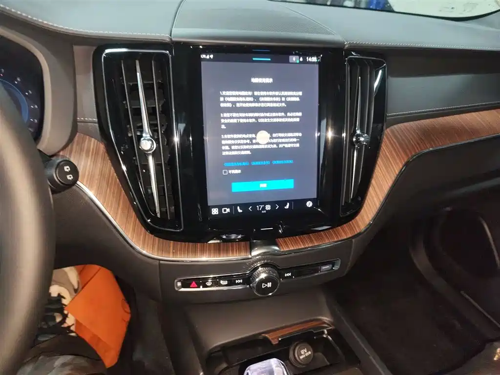 Volvo XC60 2025 B5 Luxury