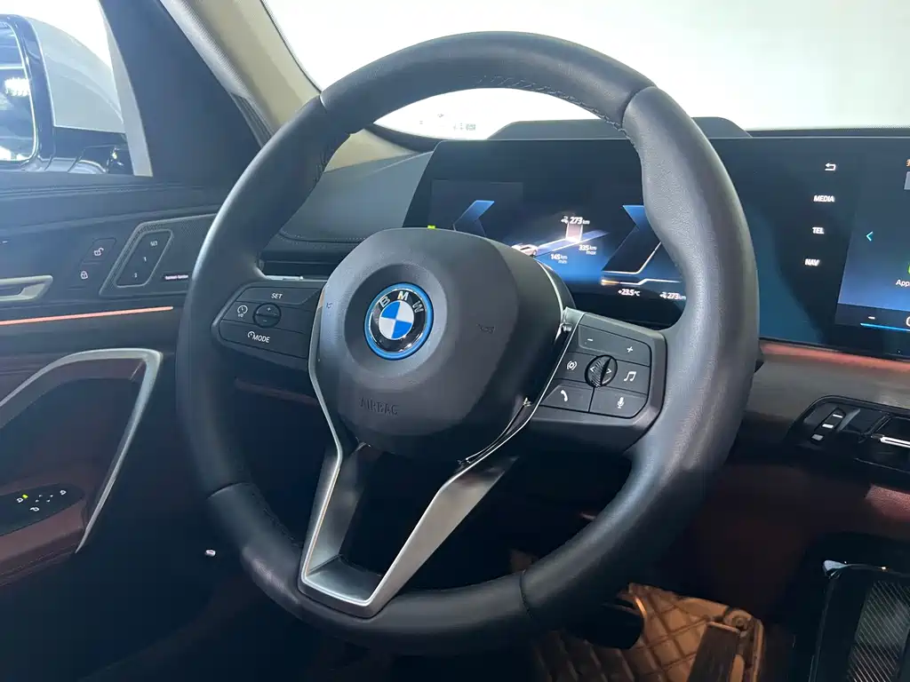 BMW iX1 — миниатюра 11