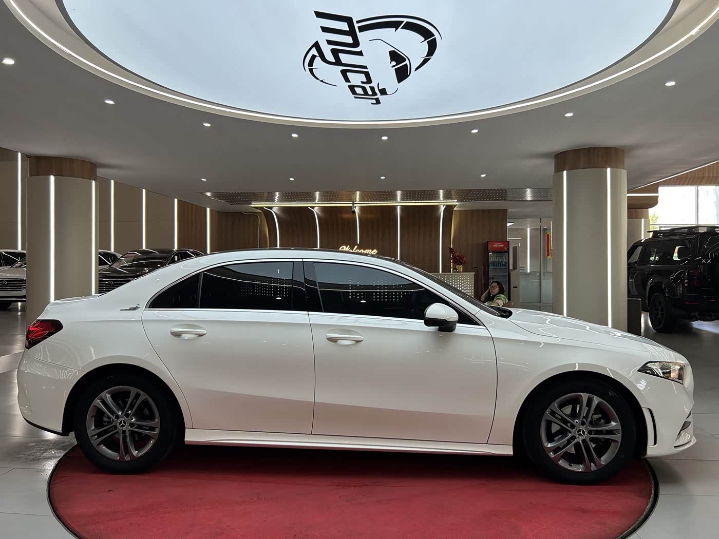 Mercedes-Benz A-Class 1.3 л 2022 г. Белый, пробег 25000 км