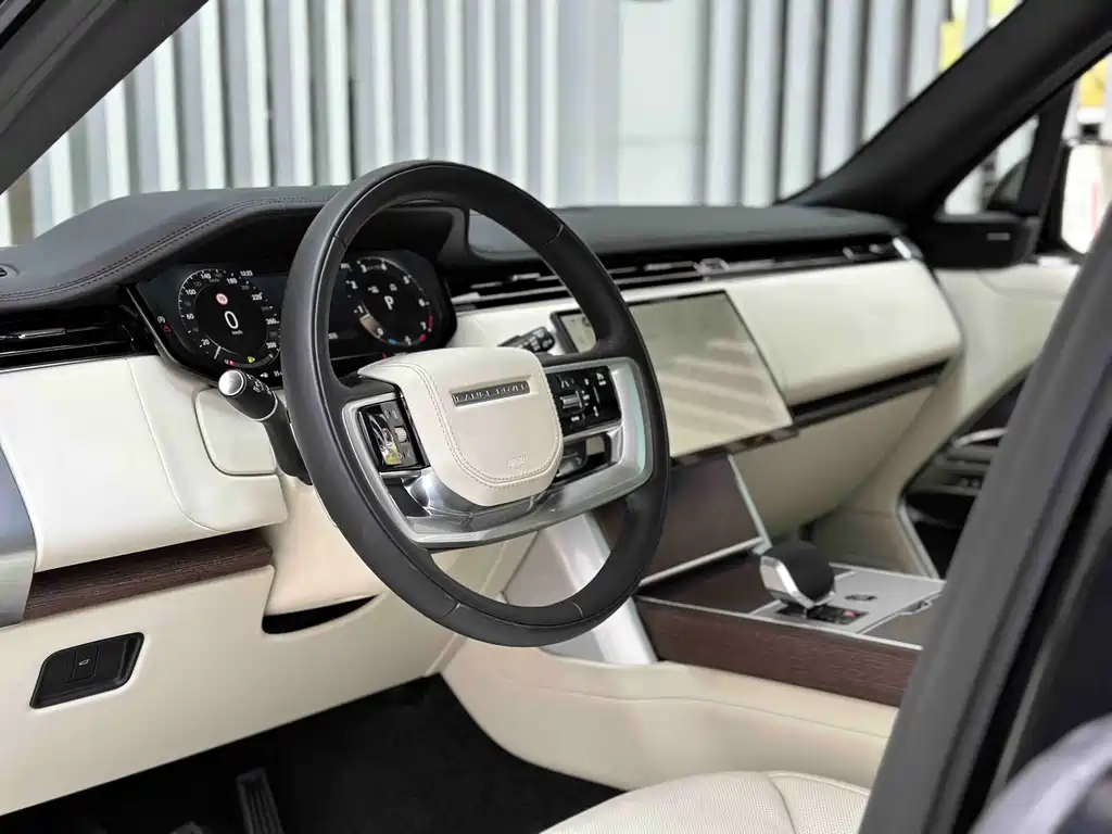 Land Rover Range Rover 2025 3.0 L6 400PS Long Wheelbase мест