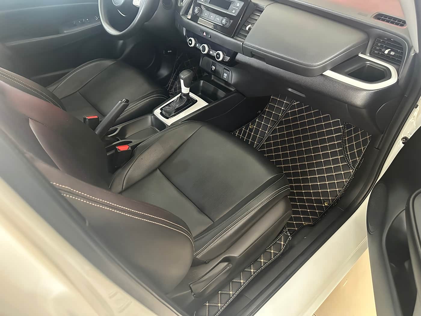Honda Fit 1.5 л 2023 г. Белый, пробег 42000 км