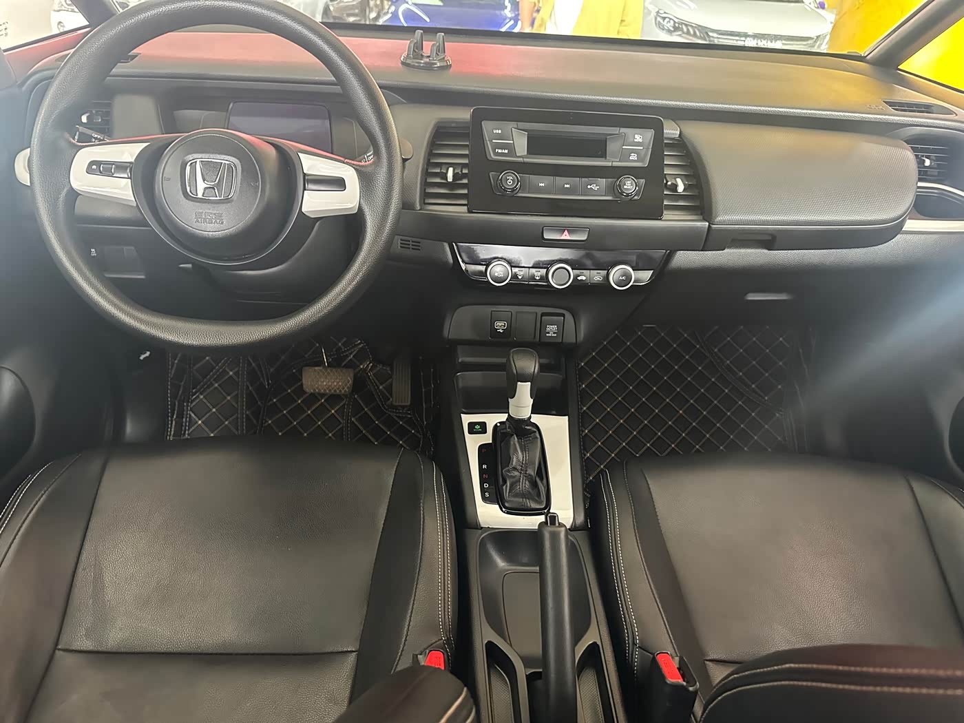 Honda Fit 1.5 л 2023 г. Белый, пробег 42000 км