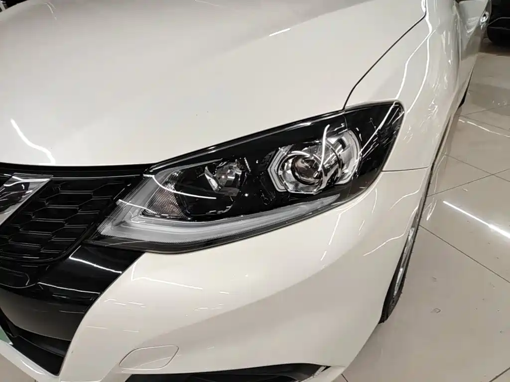 Nissan Tiida — миниатюра 24