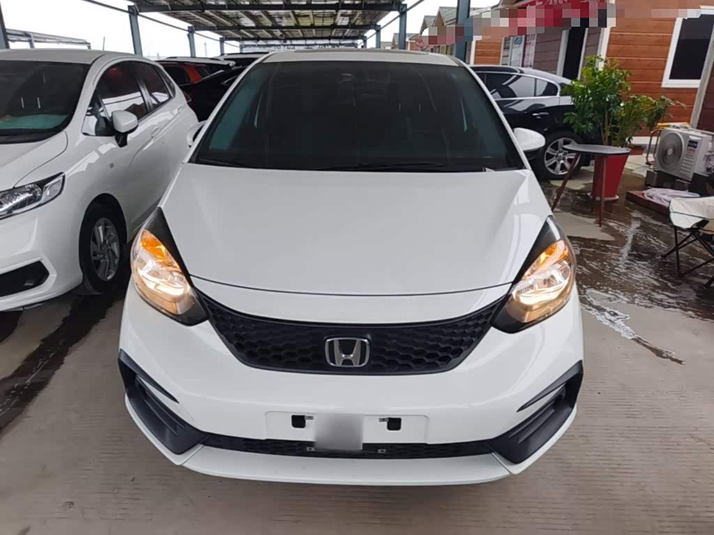 Honda Fit 1.5 л 2023 г. Белый, пробег 27300 км