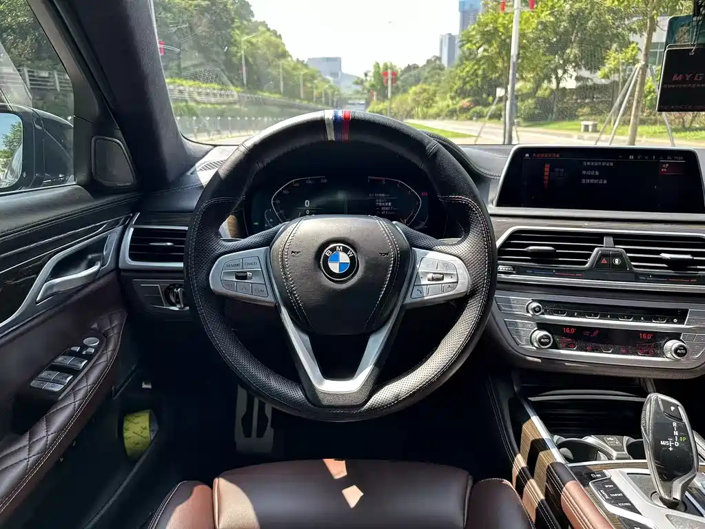 BMW 7 Series — миниатюра 8