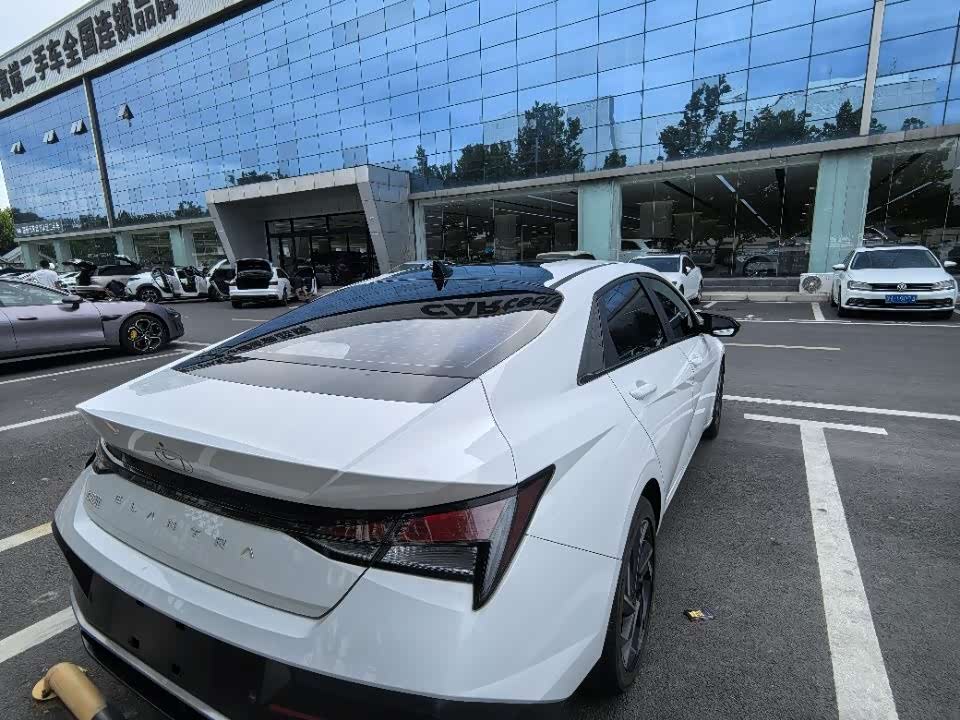 Hyundai Elantra 1.5 л 2023 г. Белый, пробег 42000 км