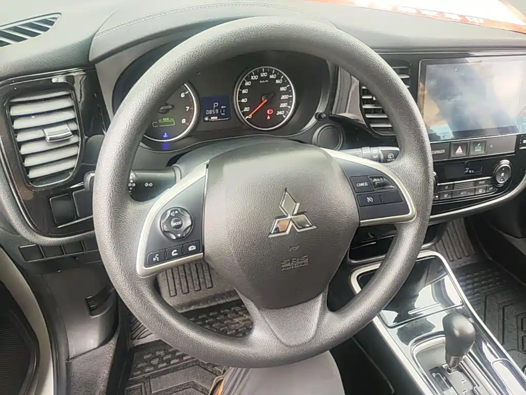 Mitsubishi Outlander — миниатюра 11