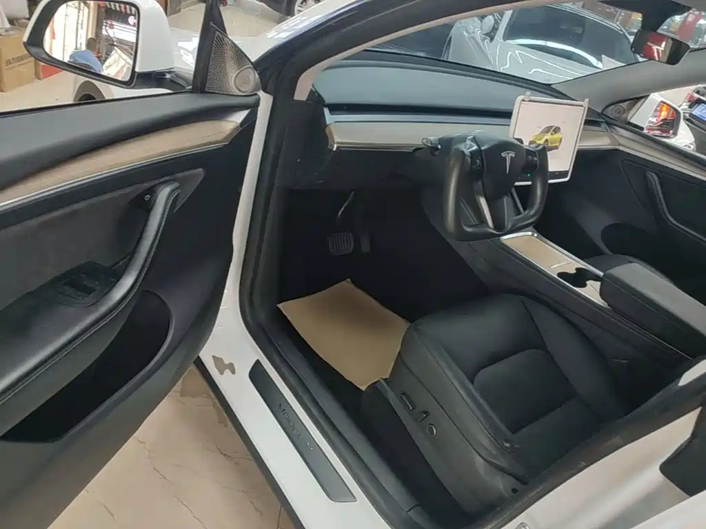 Tesla Model Y — миниатюра 16
