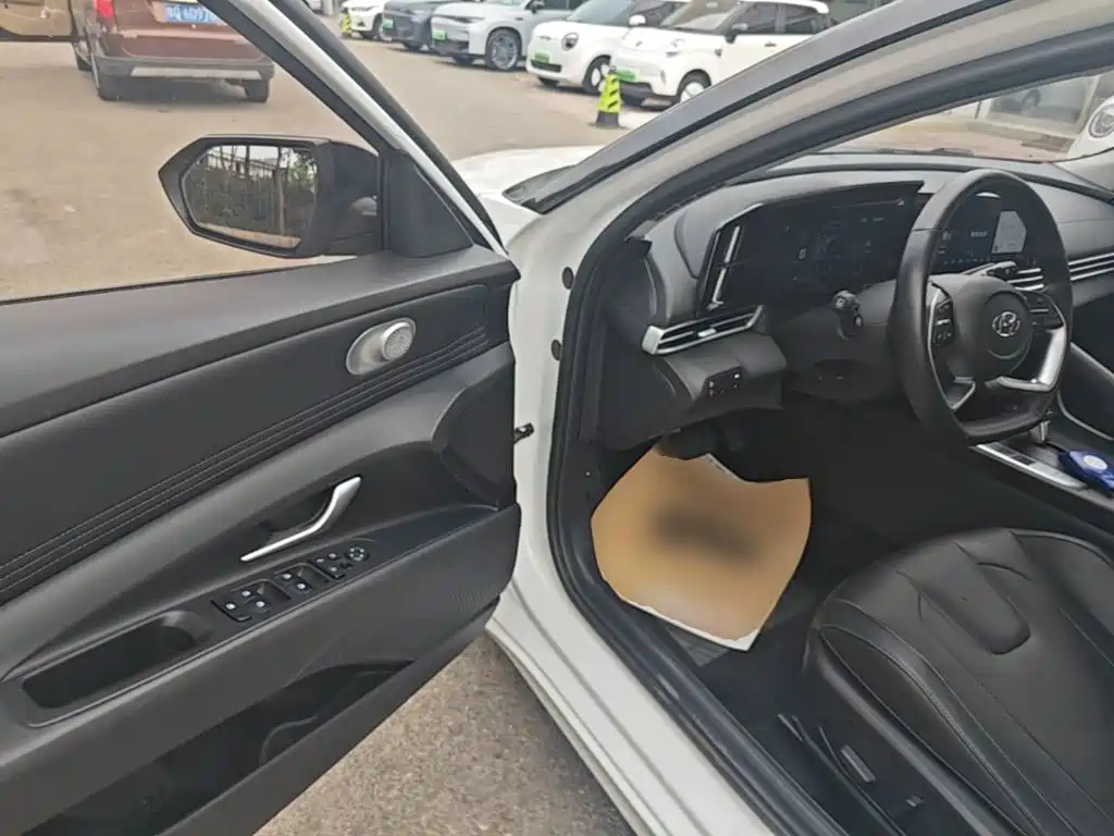 Hyundai Elantra — миниатюра 16