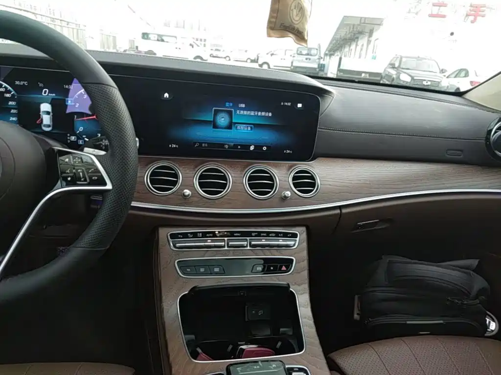 Mercedes-Benz E-Class — миниатюра 13