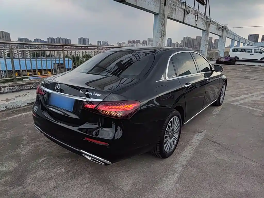 Mercedes-Benz E-Class — миниатюра 7