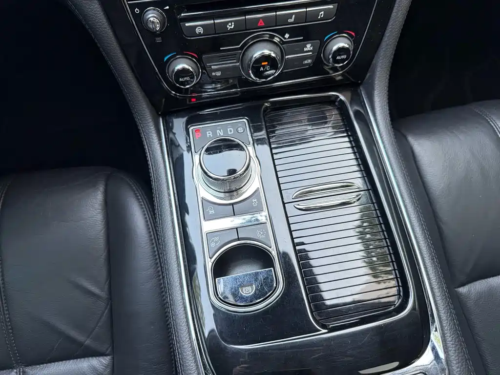 Jaguar XJ — миниатюра 15