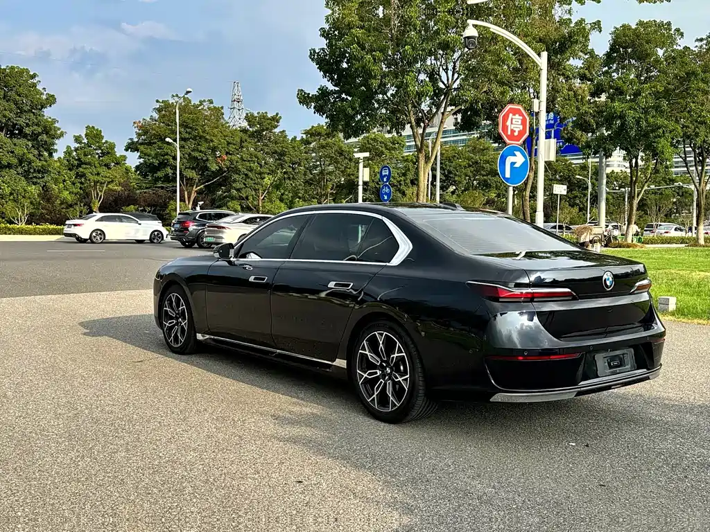 BMW 7 Series — миниатюра 4