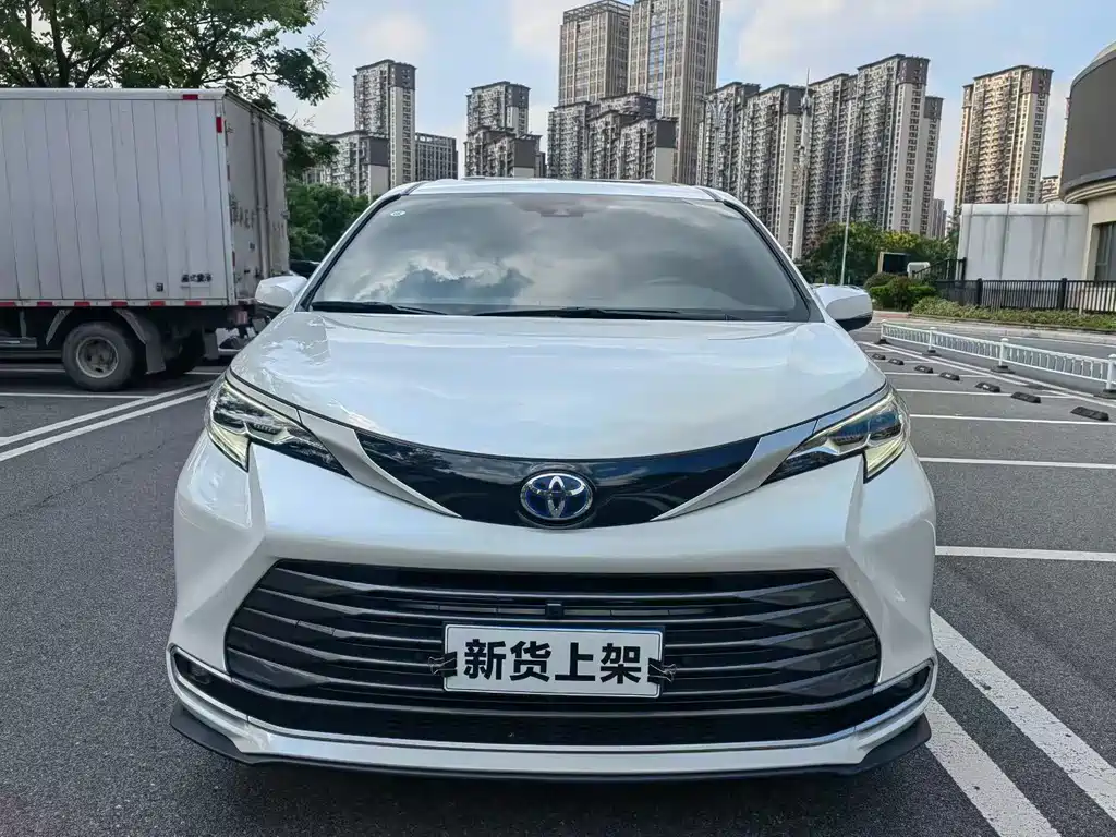 Toyota Sienna — миниатюра 2