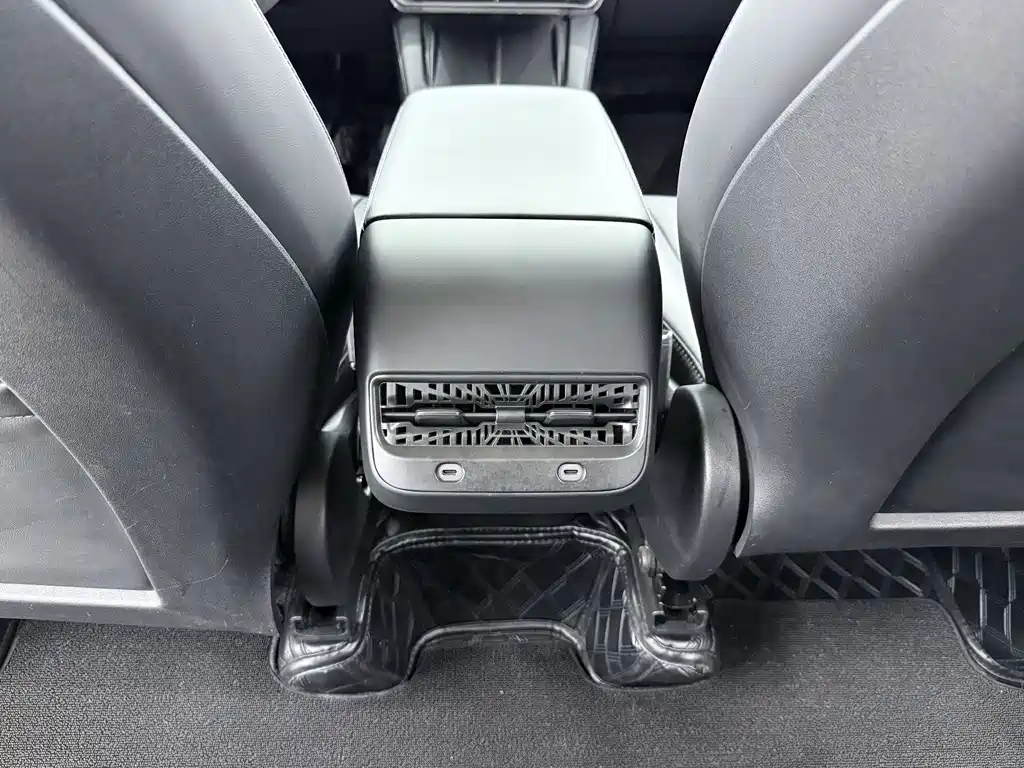 Tesla Model Y — миниатюра 11