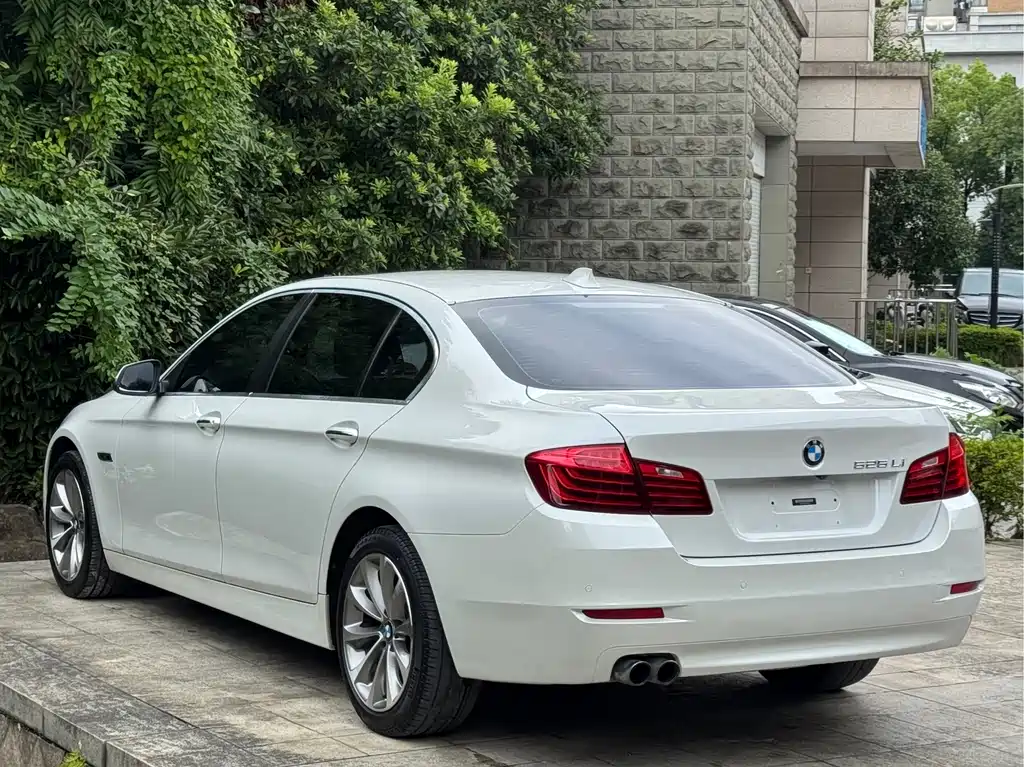 BMW 5 Series — миниатюра 7