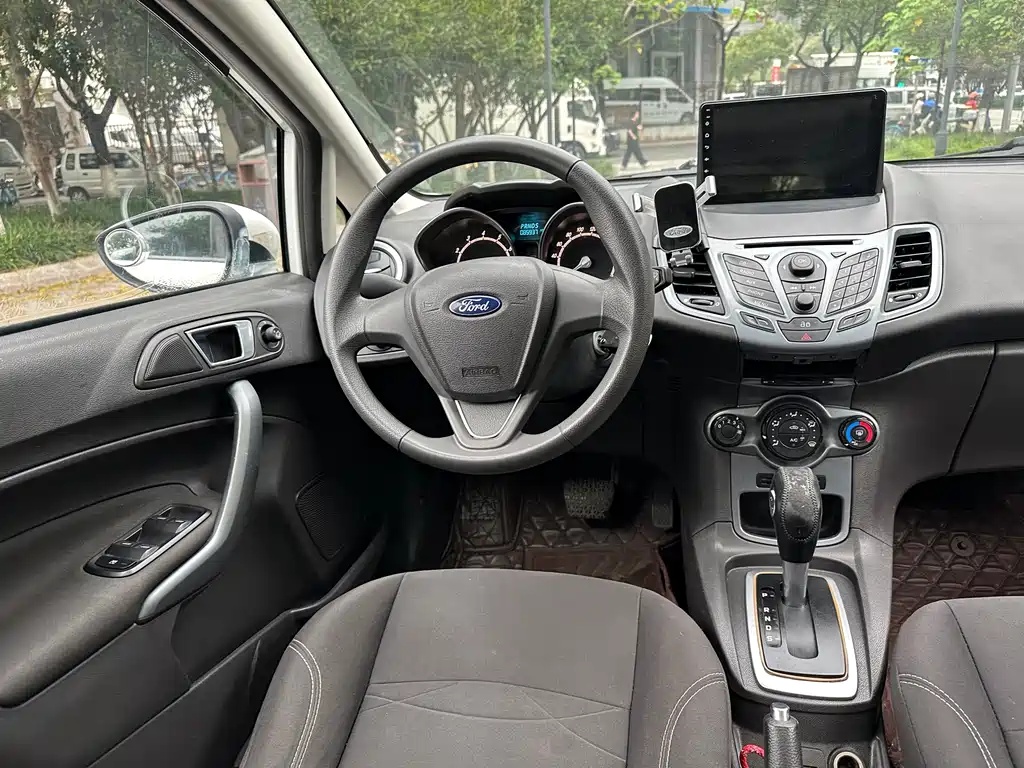 Ford Fiesta Hatchback 1.5L Auto Class Fashion Type, фото 12
