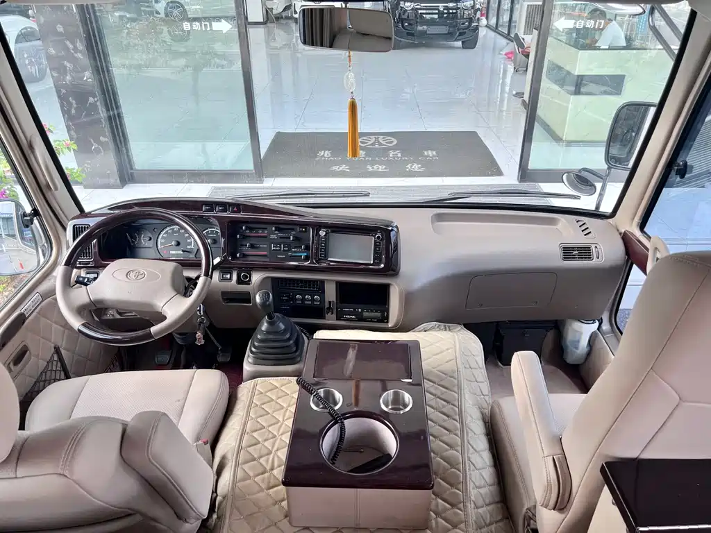 Toyota Coaster — миниатюра 12