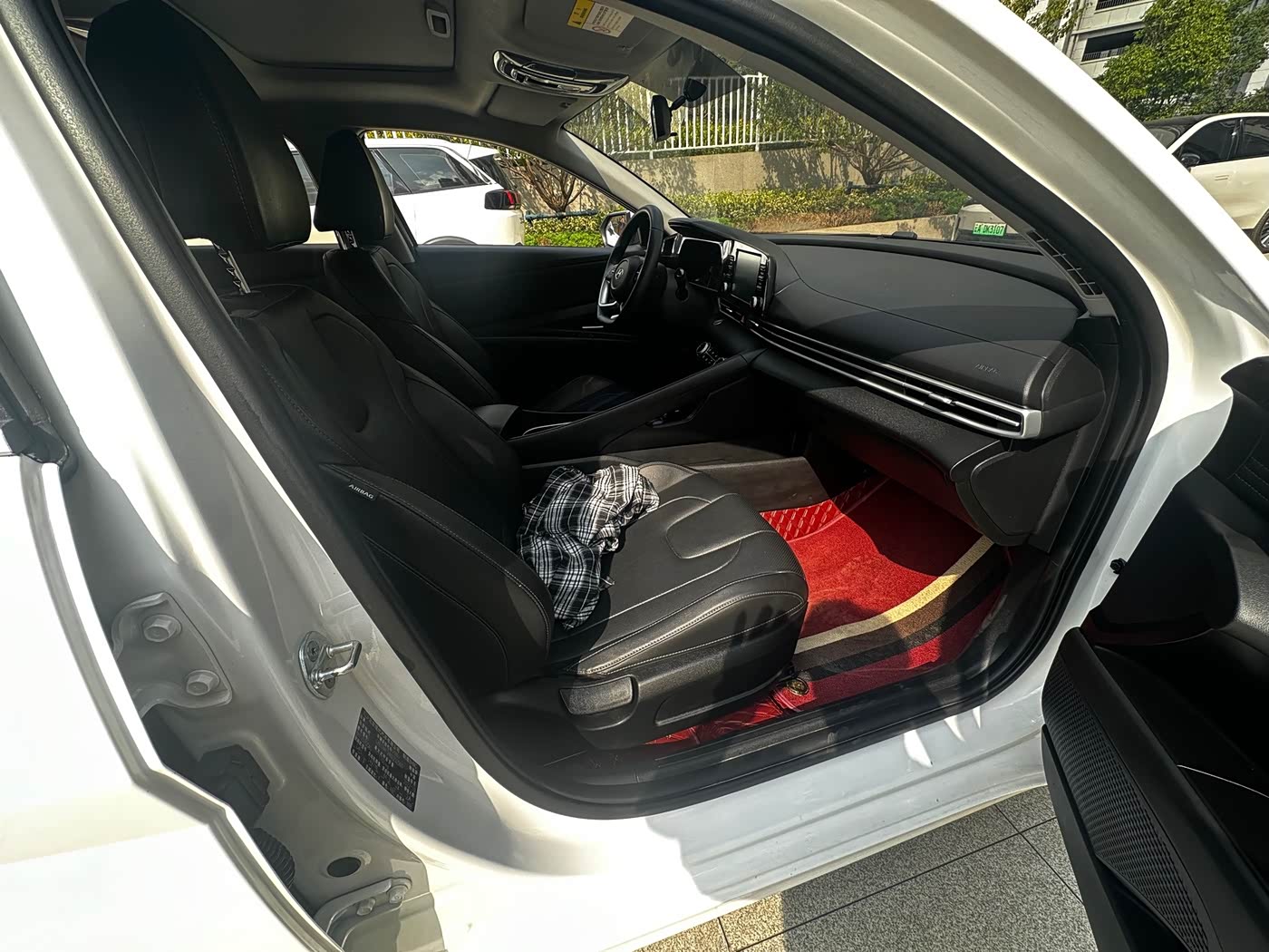 Hyundai Elantra 1.5 л 2022 г. Белый, пробег 48000 км